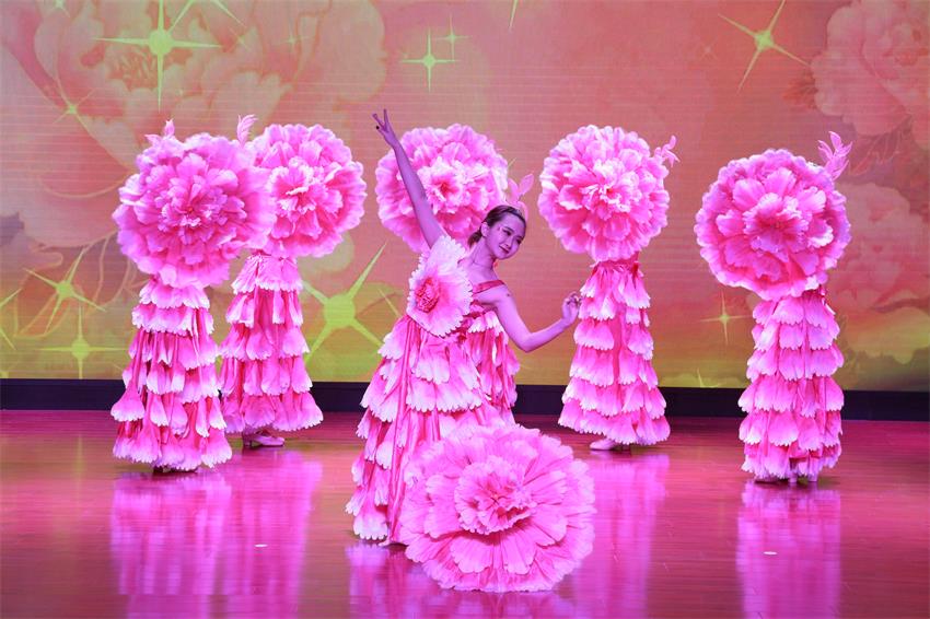 LETOU.COM乐投2019年度工作动员大会---舞蹈《花开树恩》