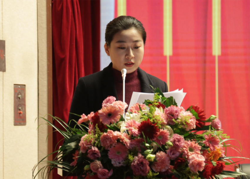 LETOU.COM乐投第一届党委班子选举大会---于丽娜同志宣读大会关于通过党委和纪委报告的决议